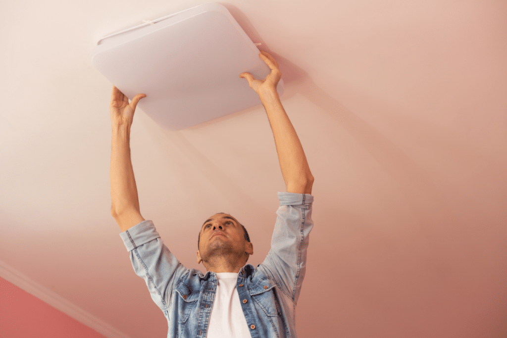 Installer un luminaire au plafond sans percer : astuces et conseils