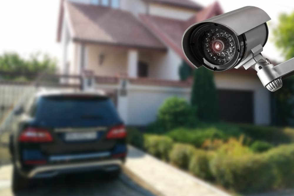 caméra de surveillance devant une maison