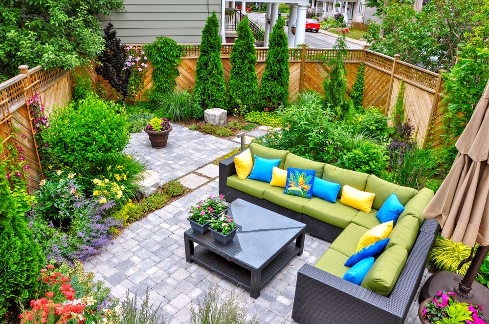 jardin coloré avec coussins verdure et canapé