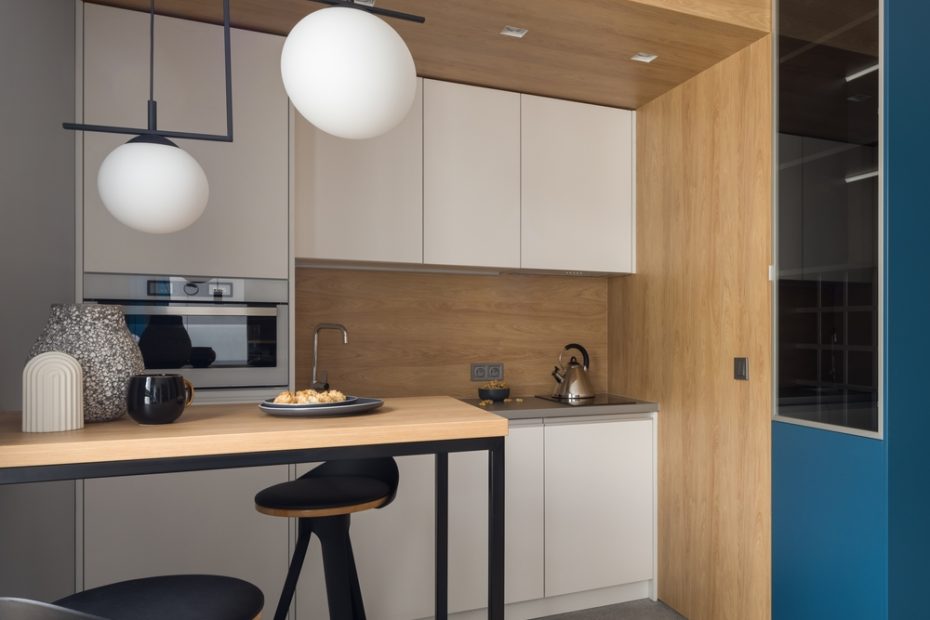 petite cuisine en bois et blanc moderne avec ilot et appareils encastrables