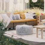 terrasse design avec tapis outdoor et coussins colorés sur canapé