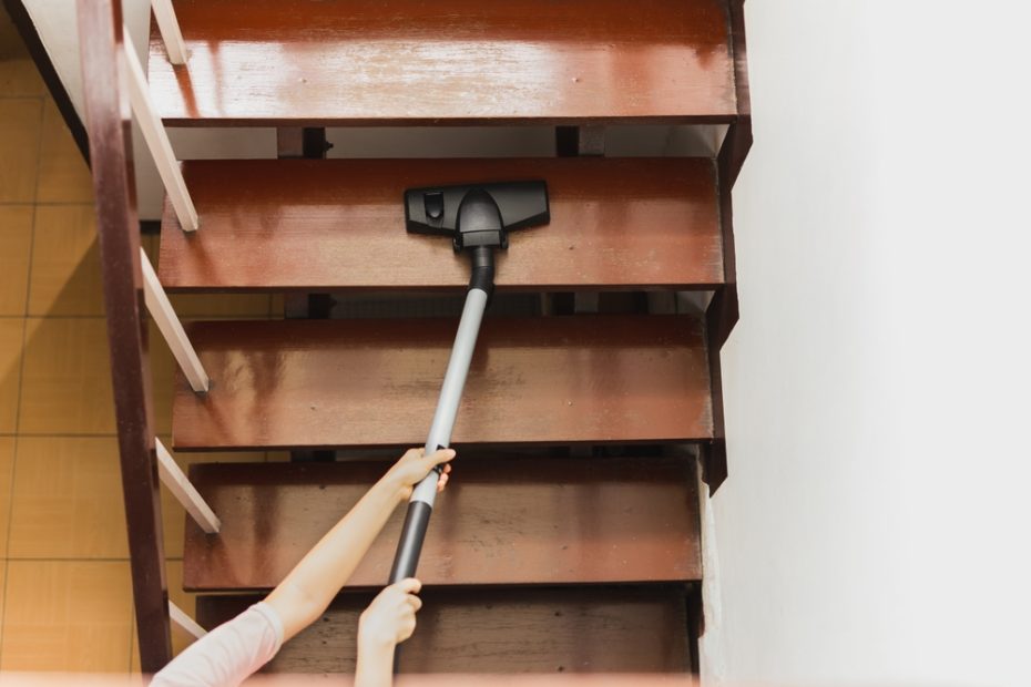 escalier en bois avec aspirateur pour nettoyage