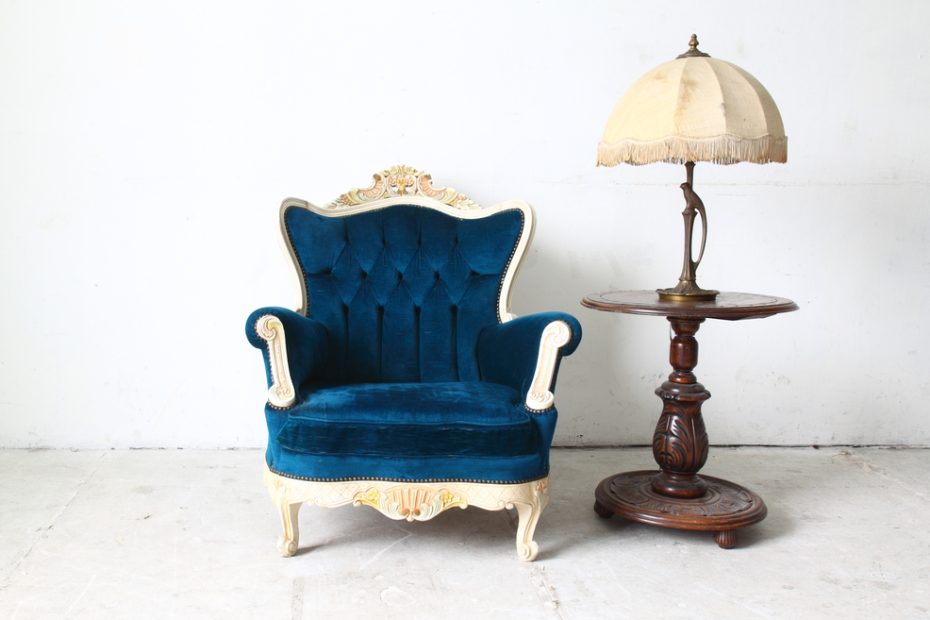 fauteuil bergère bleu capitonné avec lampe vintage
