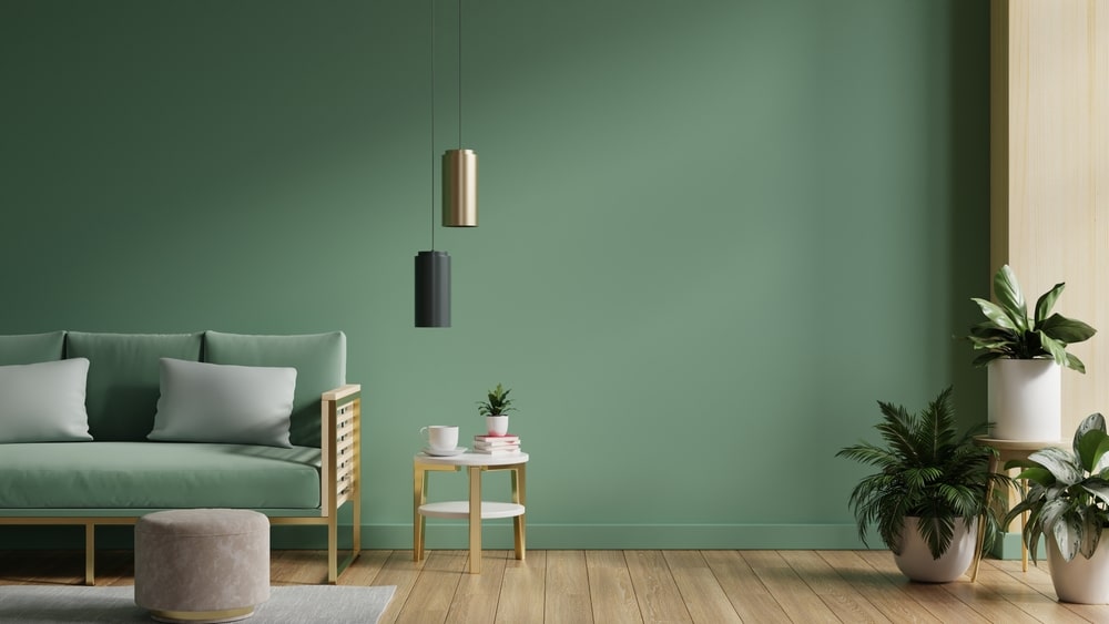 salon avec canapé vert avec mur vert derrière