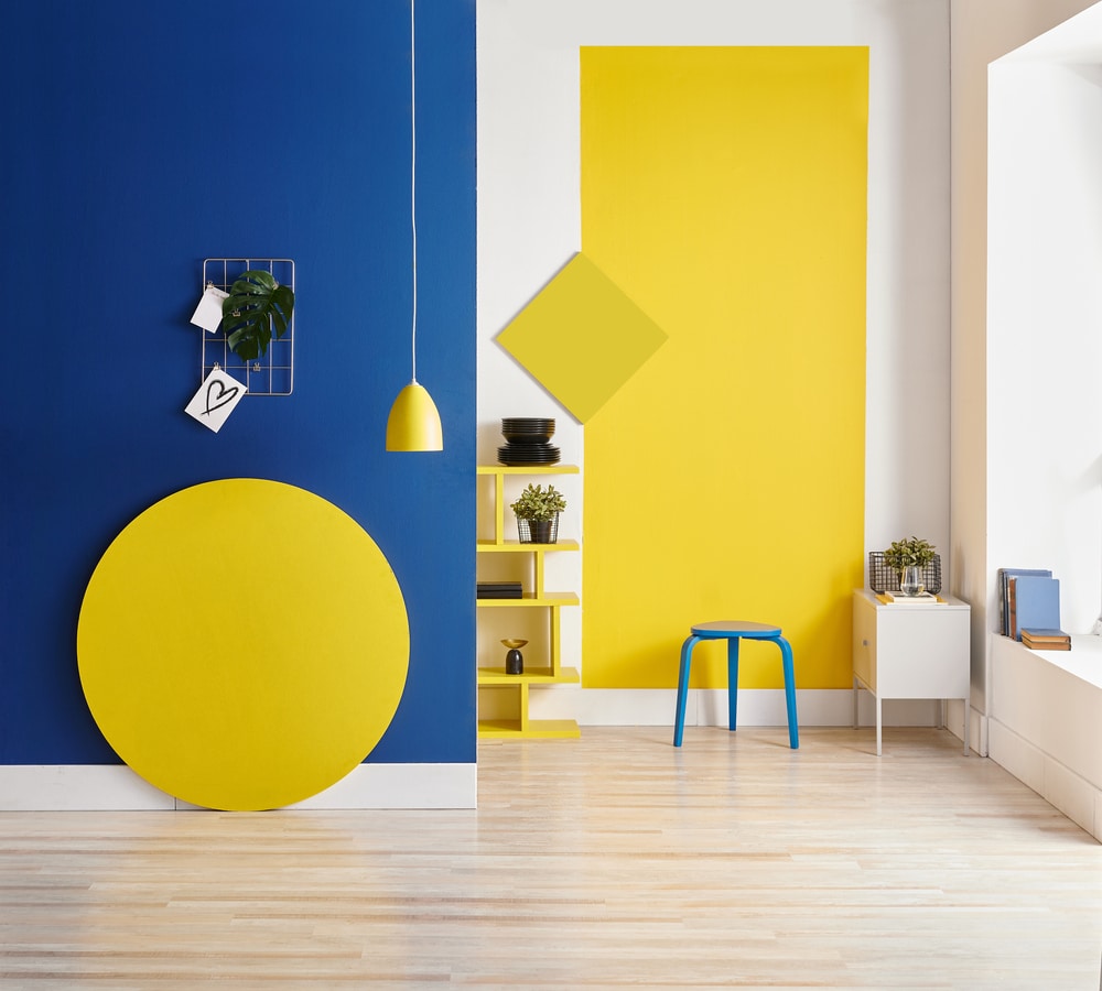 mur jaune et bleu accessoires et meubles en bois jaune