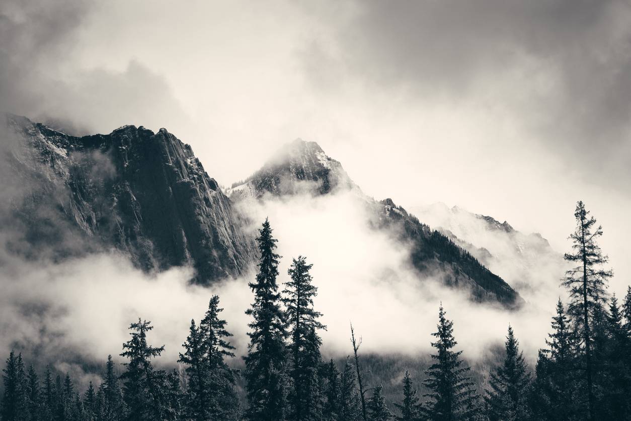 photos de massifs montagneux en noir et blanc