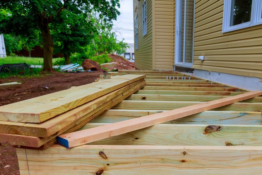 construction terrasse en bois sur terrain naturel