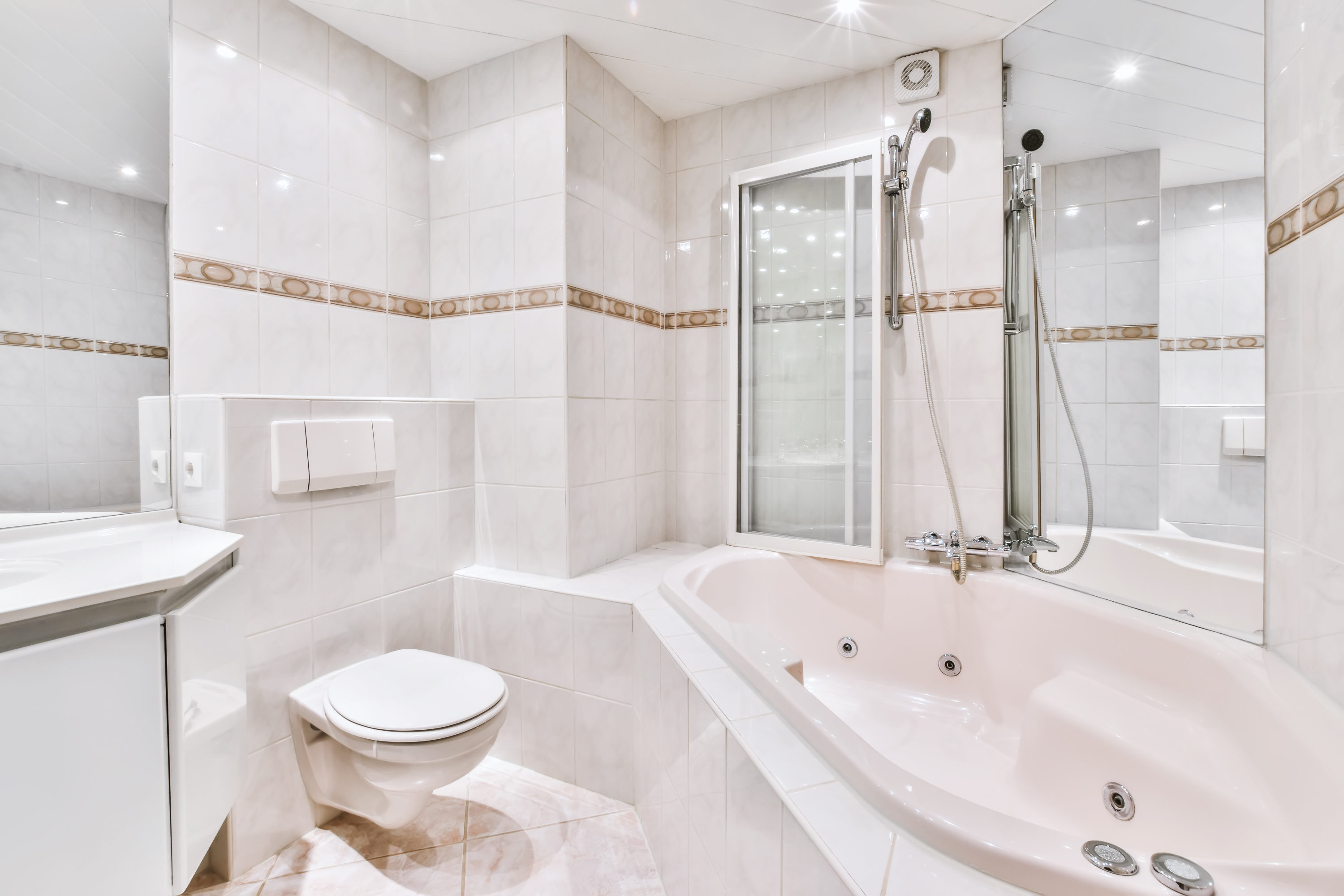 wc suspendu blanc dans une salle de bain moderne blanche