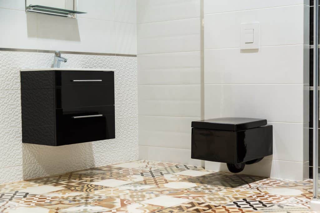 wc suspendu noir dans une salle de bain moderne