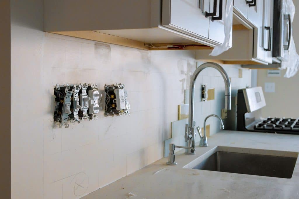 prises electriques sur le mur d'une cuisine