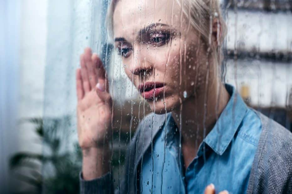 Une femme qui déprime sous la pluie
