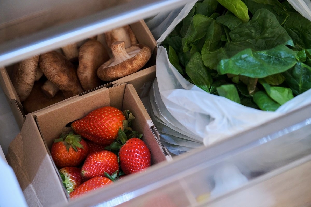 Légumes et fruits dans le réfrigérateur