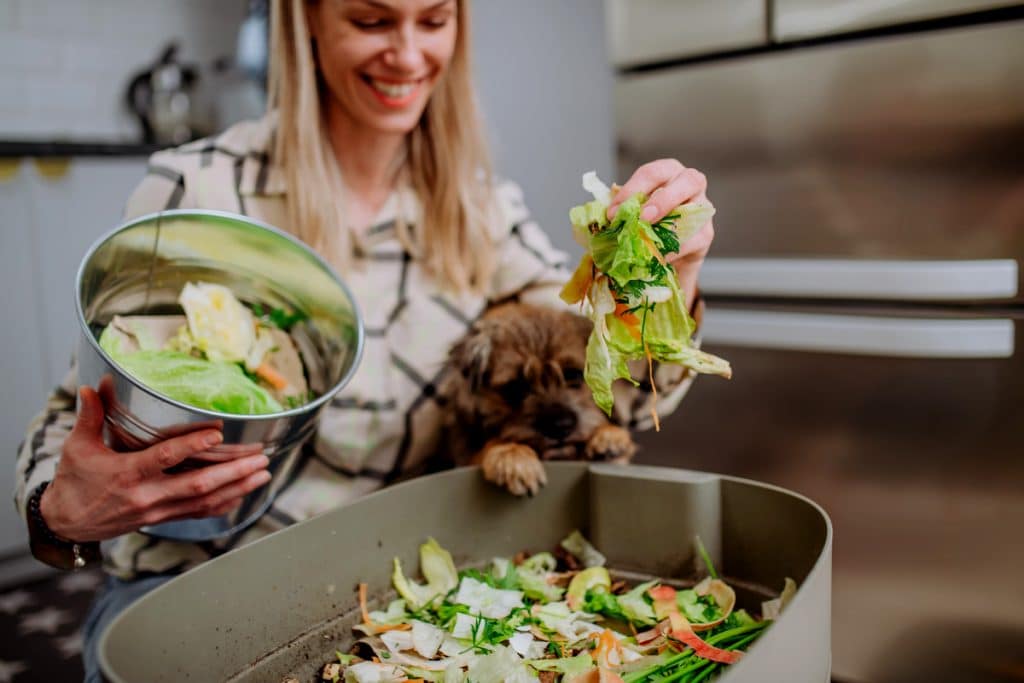 Femme jetant des boutures de légumes