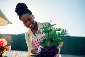 Femme s'occupant de sa plante en pot