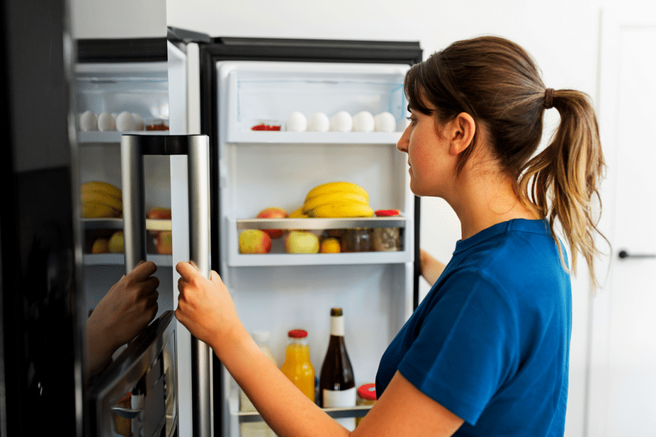 Femme devant son frigo.