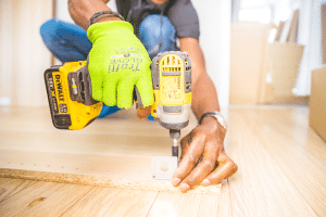 Homme en train de bricoler