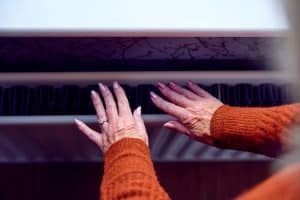 Senior chauffant ses mains sur le radiateur