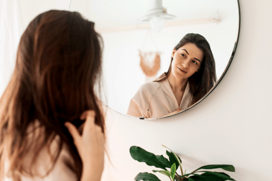 Femme devant le miroir