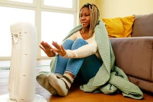 Femme devant radiateur