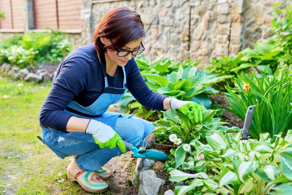 Femme travaillant au jardin.