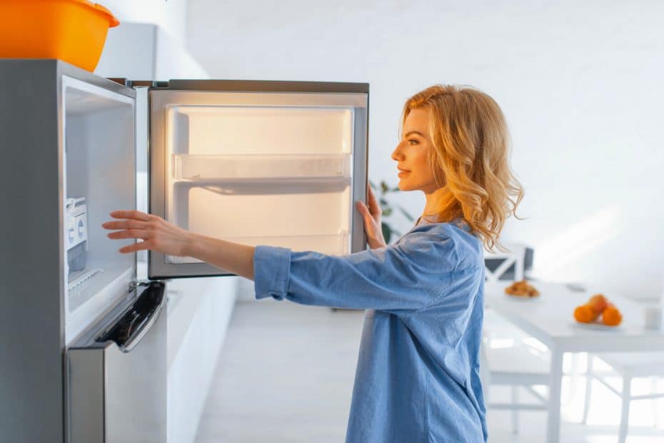une femme ouvrant son frigo